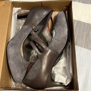 New in Box Clark’s grey leather suede pumps size 8.5